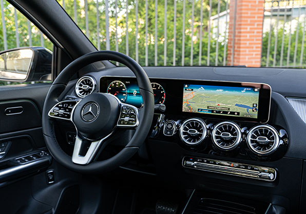 Mercedes Benz GLA interior cuadro